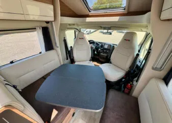 Pilote P746GJ Bron
